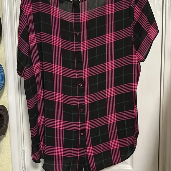 Torrid s/s Pink & Black Top. Buttons up the back. EUC Size 0 - Picture 5 of 5